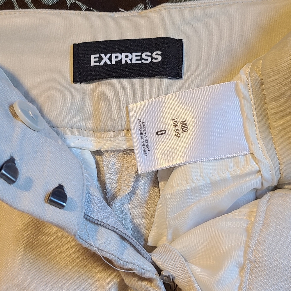 Express Shorts - Picture 2 of 3
